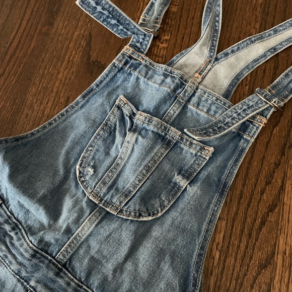 Good condition Hollister Overall Shorts Denim Destroyed Size Small Women’s - Picture 4 of 10